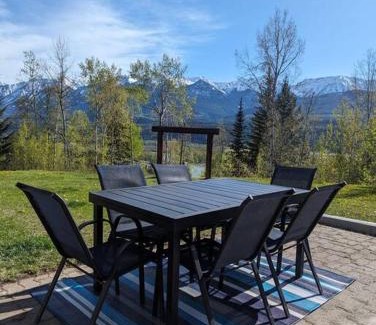 Golden House | Nell's Mountain Lodge - Arcade Hottub Fire Pit 5 Acres