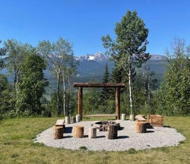 Golden House | Nell's Mountain Lodge - Arcade Hottub Fire Pit 5 Acres