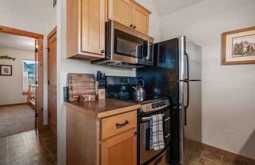 Dover Bay House | Nest in comfort and watch ospreys soar above Lake Pend Oreille. This Dover Bay hideaway blends nature, peace, and effortless style.