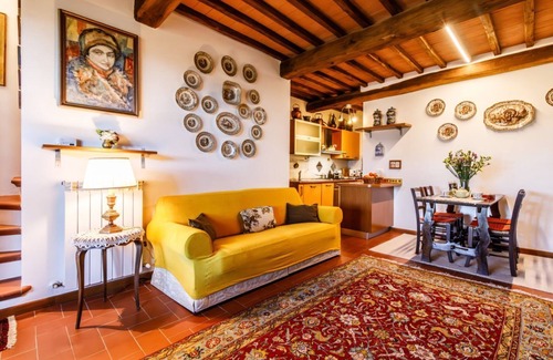 Monteaperti Apartment | Nestled between the Crete Senesi and Chianti, this home offers a breathtaking view of the countryside and Siena, just a 10-minute drive away. Part of a renovated historic farmhouse, it is a well-furnished townhouse with a private garden and veranda. Perf