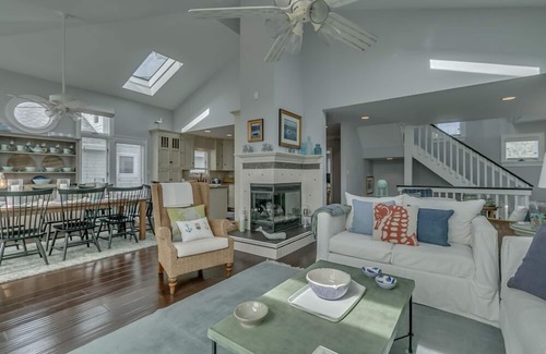 Avalon House | Nestled in a quiet part of town; close to recreation and a beautiful beach on 8th Street