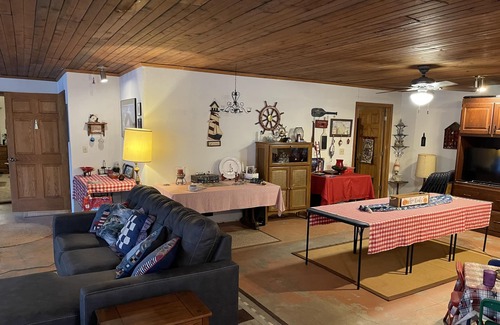 Lecompton House | Nestled in a wooded 40-acre lot 25 min to State Capitol and KU and12 min to I 70