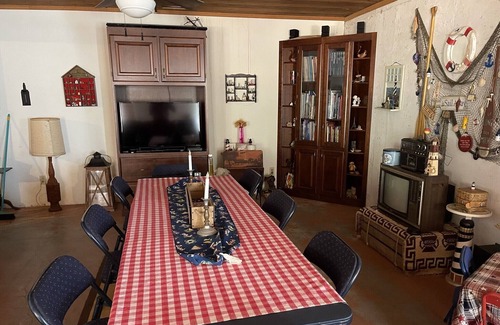 Lecompton House | Nestled in a wooded 40-acre lot 25 min to State Capitol and KU and12 min to I 70