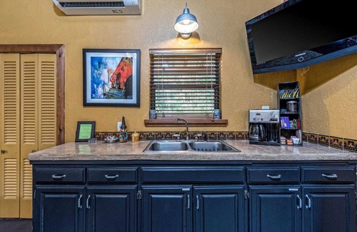 North Waco Cottage | Nestled next to one of the nation’s largest inner-city parks,The Cottate in Cameron Park