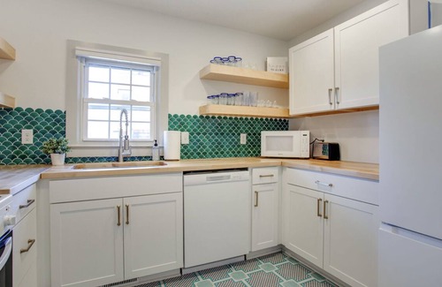 Downtown House | Nestled on New Bern - Oakwood Bungalow in Downtown Raleigh
