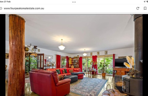 Tawonga South Apartment | Neverinn downstairs is in the heart of town, close to all your needs