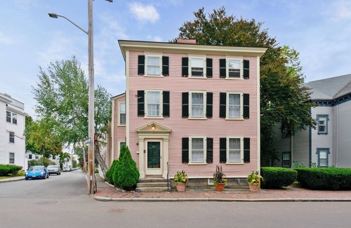 Salem Apartment | NEW 1BR on Salem Common l Steps to Witch Museum and Downtown l Fenced in Yard