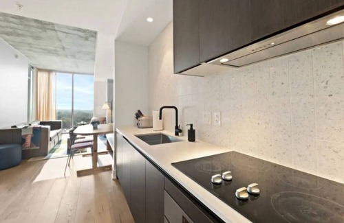 Rainey Street Historic District Condo | NEW! 1BR Scenic Retreat w/Rooftop pool |Rainey St