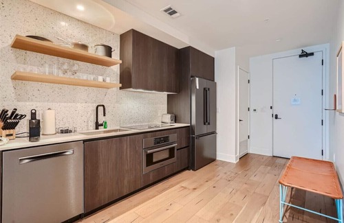 Rainey Street Historic District Apartment | NEW! 1BR + Views +Rooftop pool |Rainey St