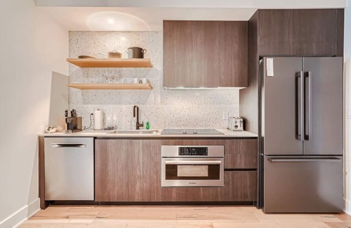 Rainey Street Historic District Apartment | NEW! 1BR + Views +Rooftop pool |Rainey St