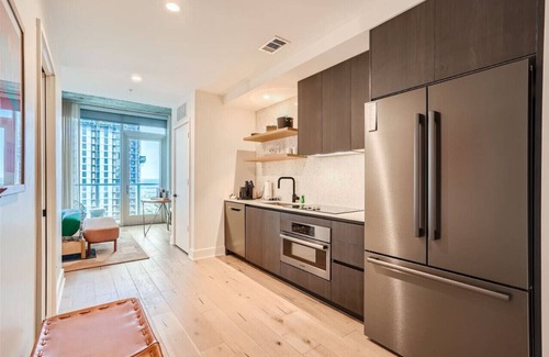 Rainey Street Historic District Apartment | NEW! 1BR + Views +Rooftop pool |Rainey St