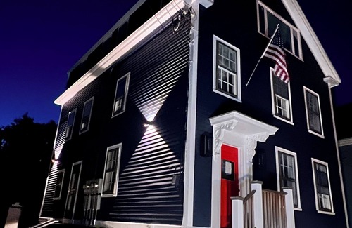 Marblehead Apartment | NEW 2 Bed w AC, Excellent Location Downtown MHD by Harbor, Sleeps 6 parking