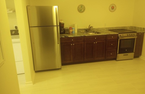 Blades House | New 2 bedroom apartment. Quiet setting, Just bring your suitcase and enjoy.