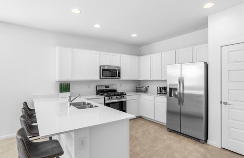 Goodyear House | NEW 2024 HOME 3BR/2BA, 2 CAR GARAGE, LEVEL 2 EV CHARGER, 86" TV, AND KING BED