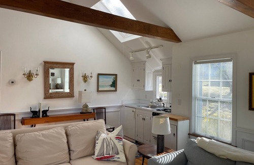 East Harwich Cabin | NEW 2025! Family friendly cabin in Harwich, water peek & walk to private beach