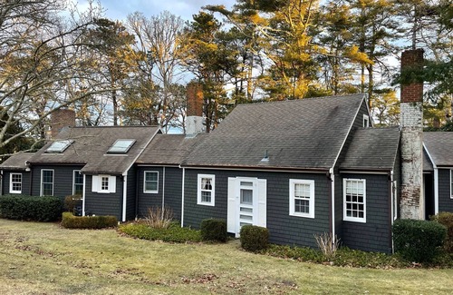 East Harwich Cabin | NEW 2025! Family friendly cabin in Harwich, water peek & walk to private beach