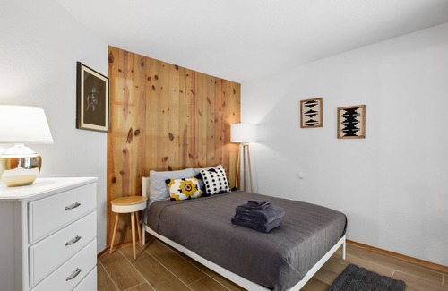 Flagstaff Cabin | NEW 2600sqft Modern Wood Cabin w/ King Bed - 9 min from DT