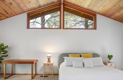 Flagstaff Cabin | NEW 2600sqft Modern Wood Cabin w/ King Bed - 9 min from DT