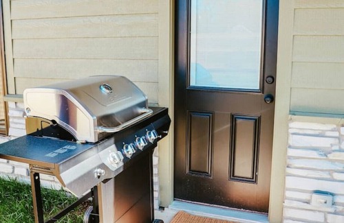 Paris House | New 2BR, 2B, 251 11th NE, unit1