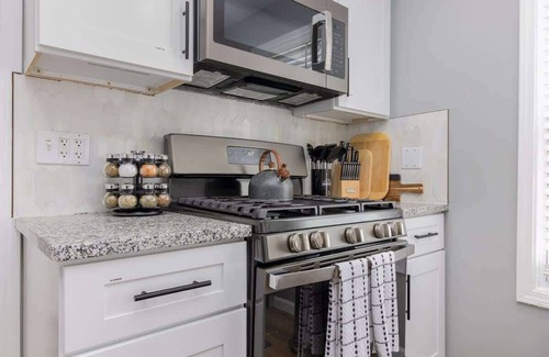 Hazel Park House | New!3BR/2BA Home in the Vibrant City of Hazel Park