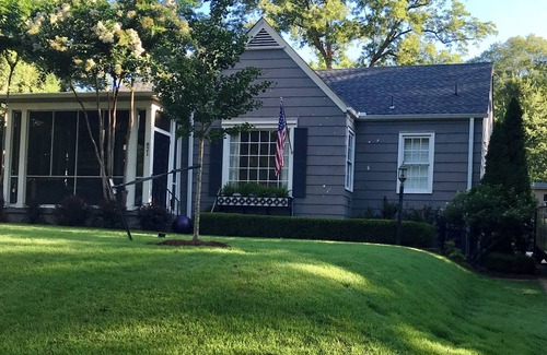 Oxford Cottage | New 3BR/2BA - Walk to Square. Ideal for Game Day & Family Stays