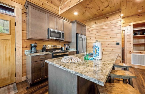 Wears Valley Cabin | *NEW* 3BR Cabin Sleeps 8 Hot Tub BBQ & Game Room!