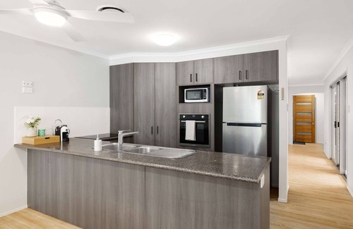 Helensvale House | NEW 3BR Serene Creekside Retreat in Helensvale
