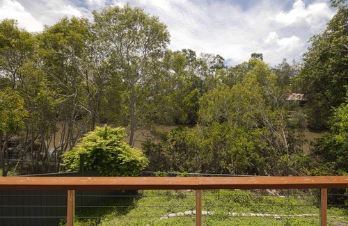 Helensvale House | NEW 3BR Serene Creekside Retreat in Helensvale
