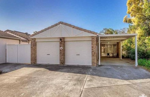 Helensvale House | NEW 3BR Serene Creekside Retreat in Helensvale