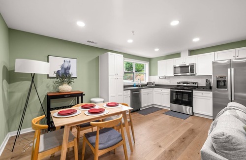 Gainesville Apartment | New 4/3 in Heart of Gainesville. 16+ day stays only. 5 min to city square & NGMC