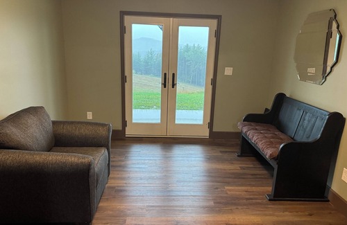 West Jefferson House | New 4 bedroom house secluded with Mountain View’s and access to New River