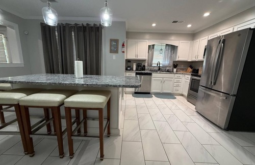 Cordova House | New 4 BR+Extra Space Beds- Retreat w/Private Pool