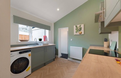 Quarrington Hill House | New! 4BR in Hill top House