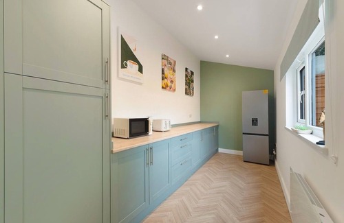 Quarrington Hill House | New! 4BR in Hill top House