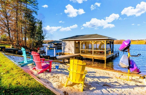Livingston House | NEW 7BR Lakefront Lake Anna, Dock, Beach, Deck