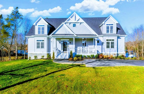 Livingston House | NEW 7BR Lakefront Lake Anna, Dock, Beach, Deck