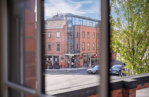 Trafford Apartment | NEW Altrincham flat free parking by City SuperHost