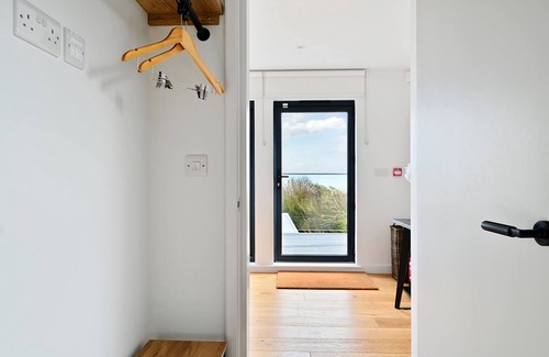 Hastings Apartment | New apartment nestled on the seaside with expansive views of cliffs, sea and sky