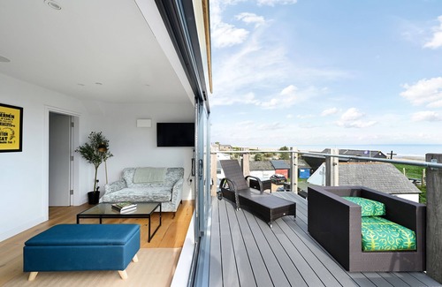 Hastings Apartment | New apartment nestled on the seaside with expansive views of cliffs, sea and sky