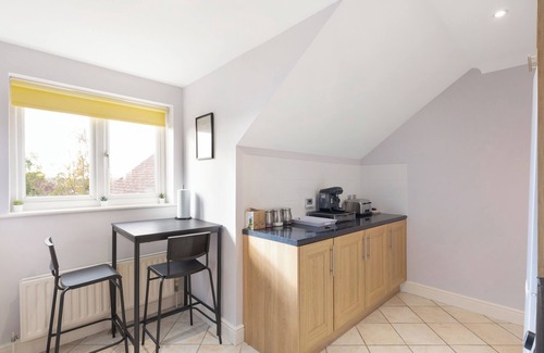 Oakleigh Apartment | New Barnet Penthouse WiFi Parking Near Elstree