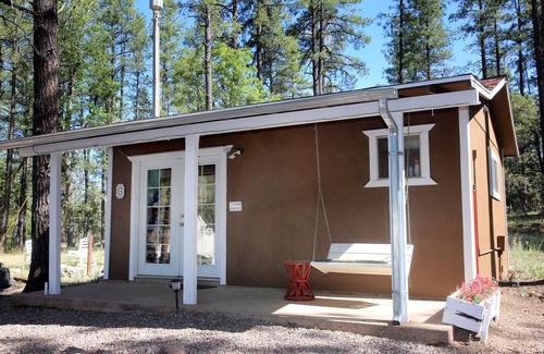 Payson Cabin | New bathroom!Private porch swing, picnic table, plus indoor Jacuzzi & Fireplace.