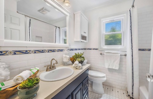 Northridge House | New Beautiful Modern 3 bedroom /Heated Pool with Full Amenities