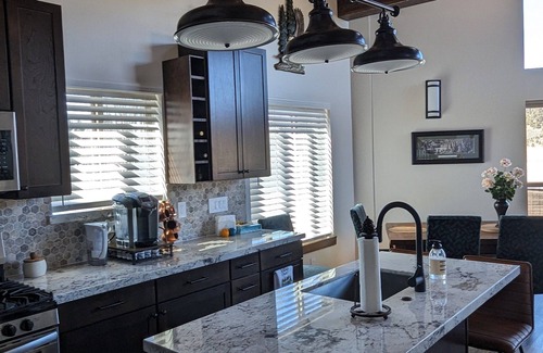 Woodlands House | NEW Big Bear Family Cabin & Bestselling Thriller Author Retreat