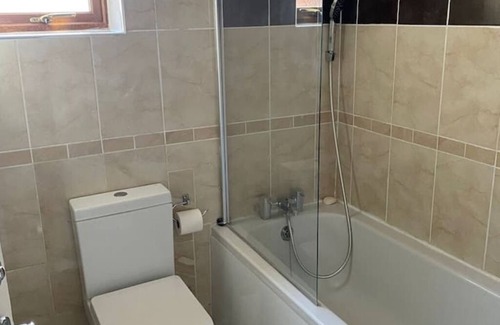 Oldbury Apartment | New Birmingham Rd, Tividale, 2 twin rooms, parking