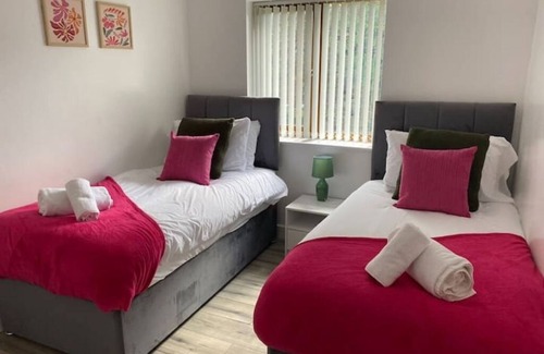 Oldbury Apartment | New Birmingham Rd, Tividale, 2 twin rooms, parking