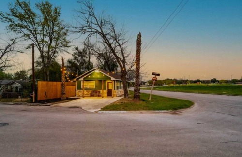 New Braunfels House | New Braunfels - River Bungalow Near Comal Tubing & Schlitterbahn + Lux Tub