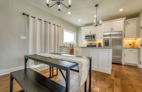 Muscle Shoals House | New Build and Modern Retreat near RTJ Golf Course with Game room and bunkbedsn