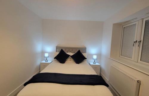 Haversham House | New build home with WI-FI, Smart TV, dedicated office floor, large terrace and Free parking