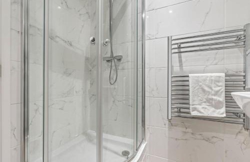 The Westside Apartment | NEW BUILD - Modern Lux Broad St City Centre 2 Bedroom Apt, 2 Bathroom - Birmingham City Centre - Smart TVs with Netflix - Long Stays Allowed - 5 mins walk to Brindley Place, 1 min to Broad Streets Bars and Restaurants