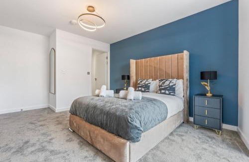 The Westside Apartment | NEW BUILD - Modern Lux Broad St City Centre 2 Bedroom Apt, 2 Bathroom - Birmingham City Centre - Smart TVs with Netflix - Long Stays Allowed - 5 mins walk to Brindley Place, 1 min to Broad Streets Bars and Restaurants
